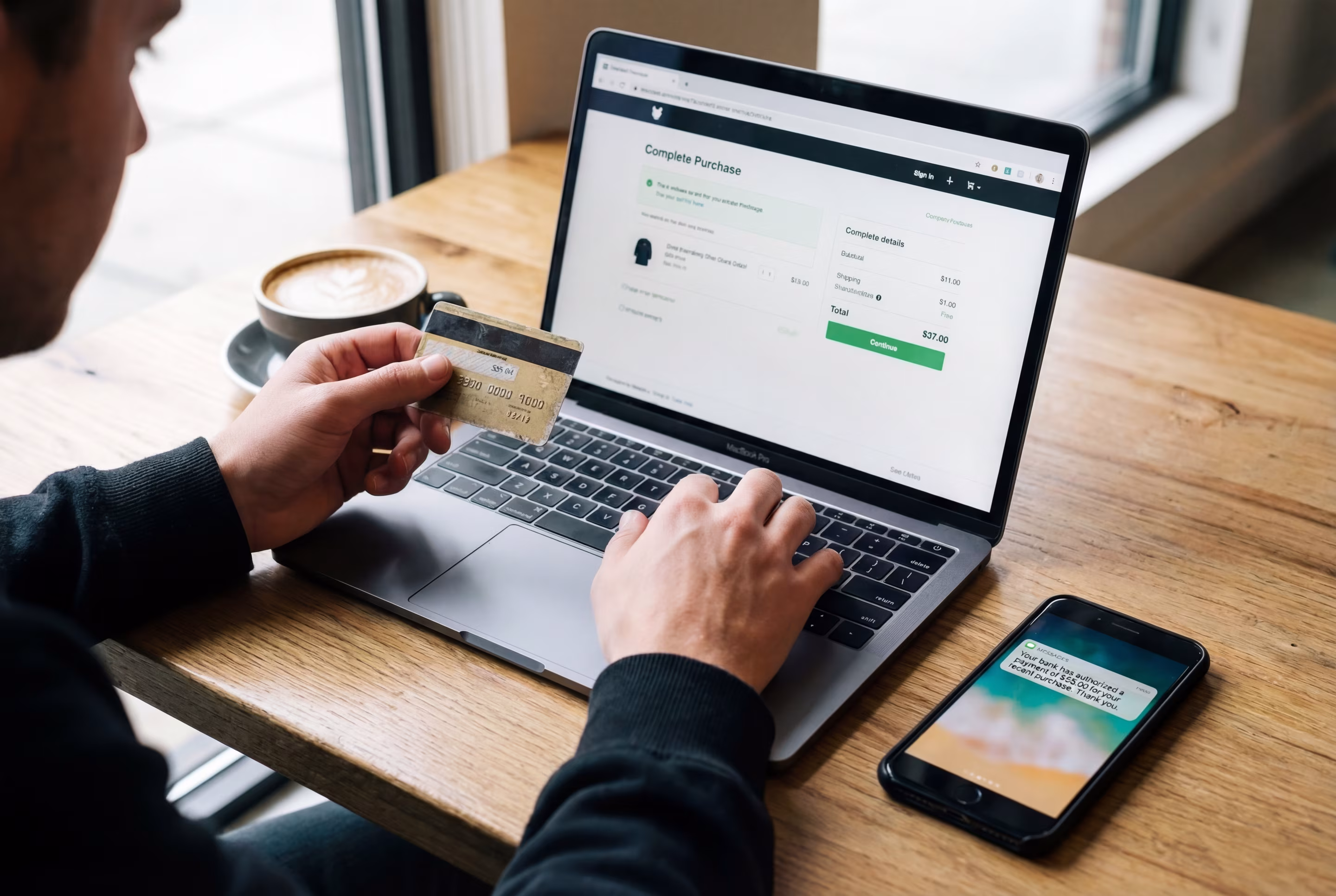 Fintech saugus mokėjimas su SMS OTP patvirtinimo kodu išmaniajame telefone